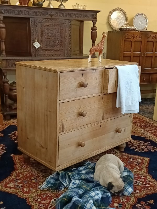 Pine chest of drawers - Image 4