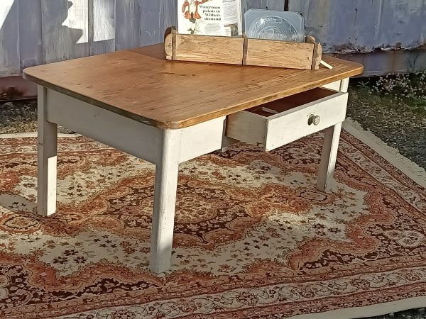 Country chic pine coffee table - Image 6