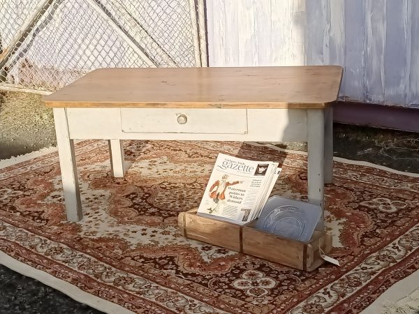 Country chic pine coffee table - Image 10