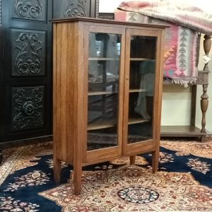 Shaker'esc Oak cabinet aka bookcase