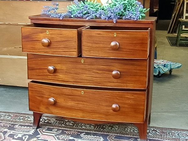 Bow front Mahogany chest of drawers - Image 4