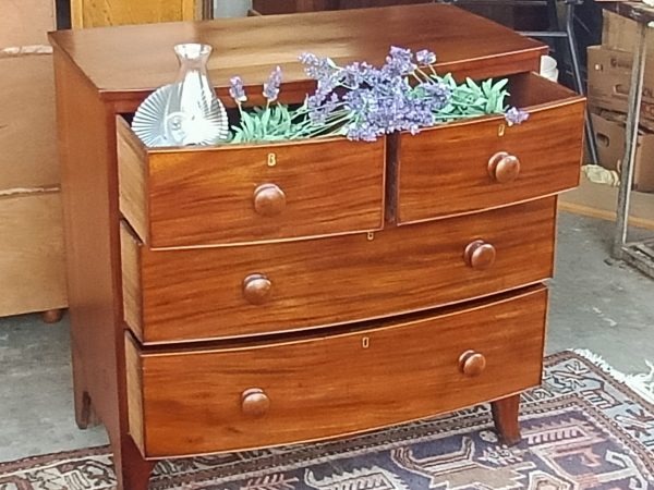 Bow front Mahogany chest of drawers - Image 3