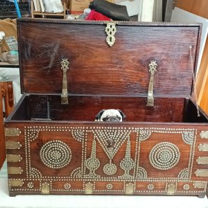 Zanzibar Chest