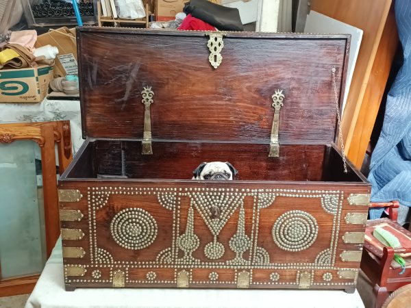 Zanzibar Chest