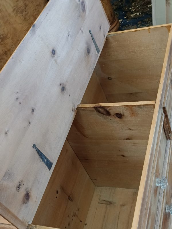 Pine chest with fliptop lid - Image 4
