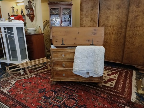 Pine chest with fliptop lid - Image 6