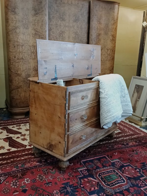 Pine chest with fliptop lid - Image 8