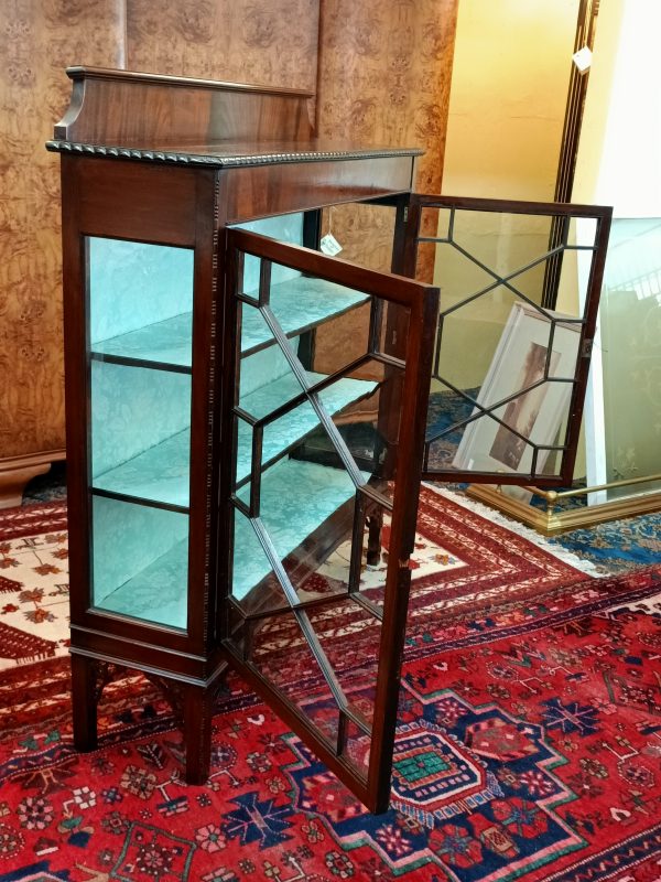 Edwardian Mahogany china cabinet - Image 5