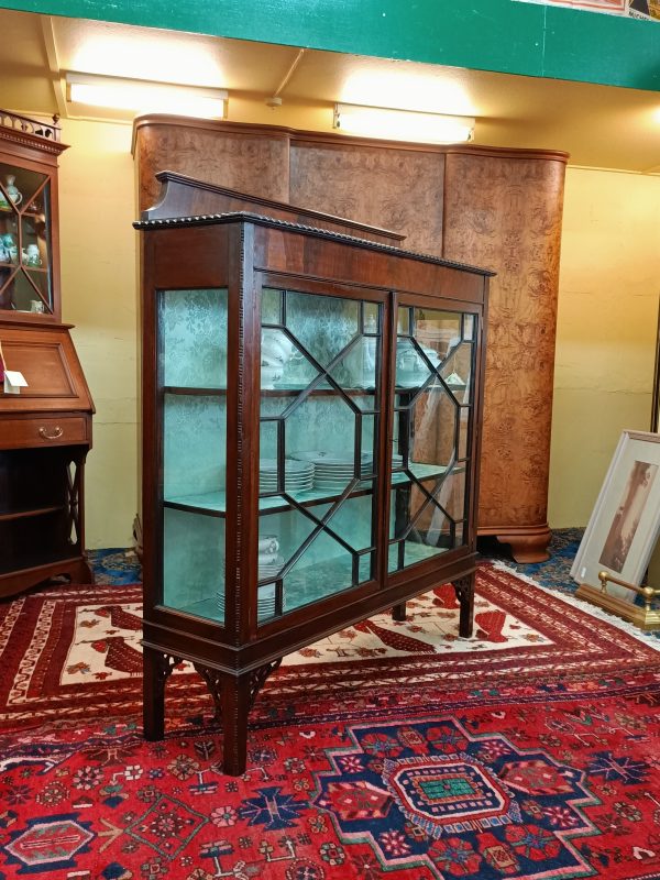 Edwardian Mahogany china cabinet - Image 4