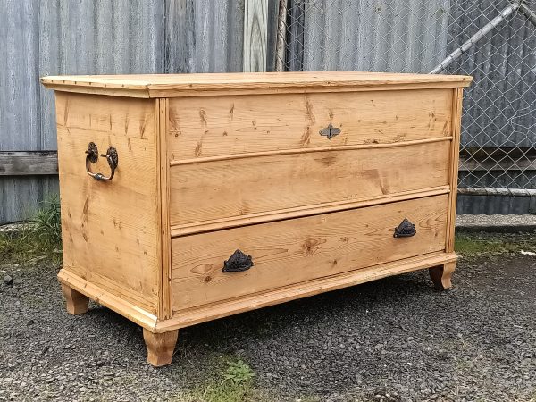 Pine Mule chest