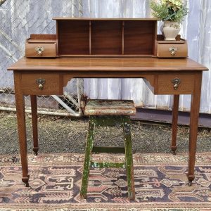 Rewarewa Writing Table